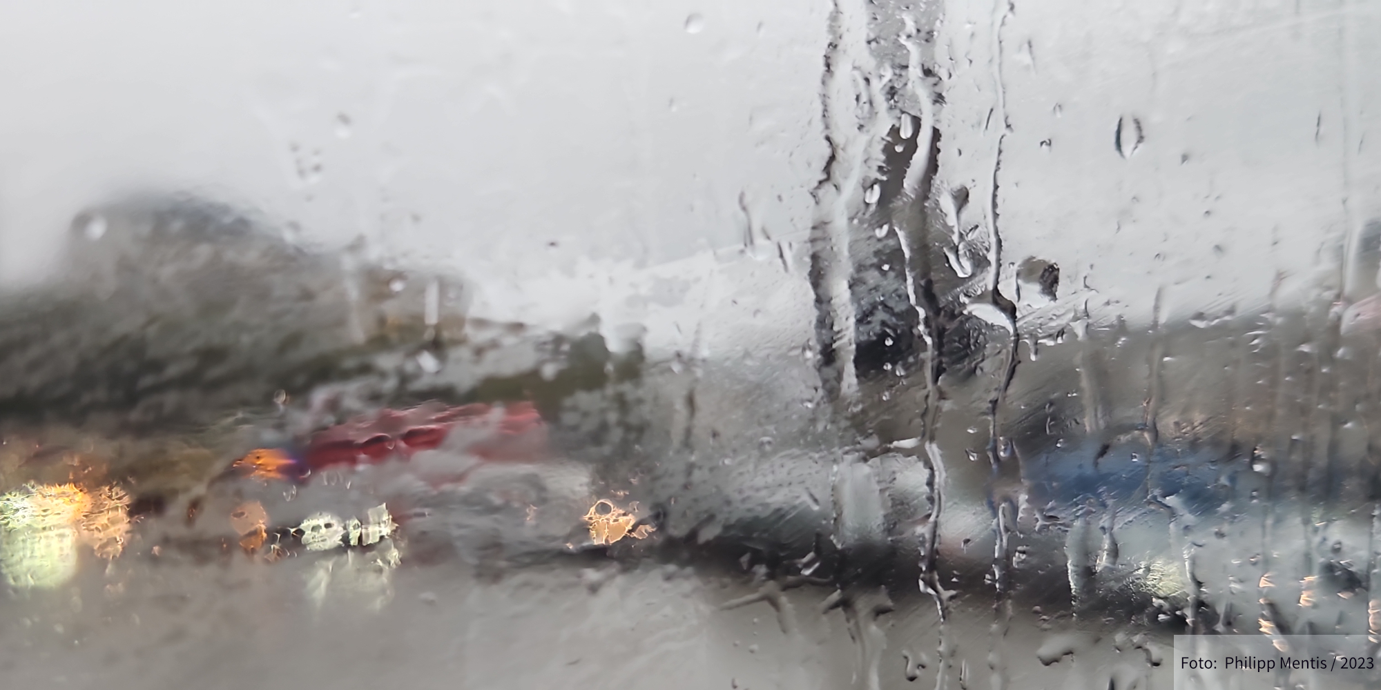 !B Heavy rain clouds the picture of Trafalgar Square London.