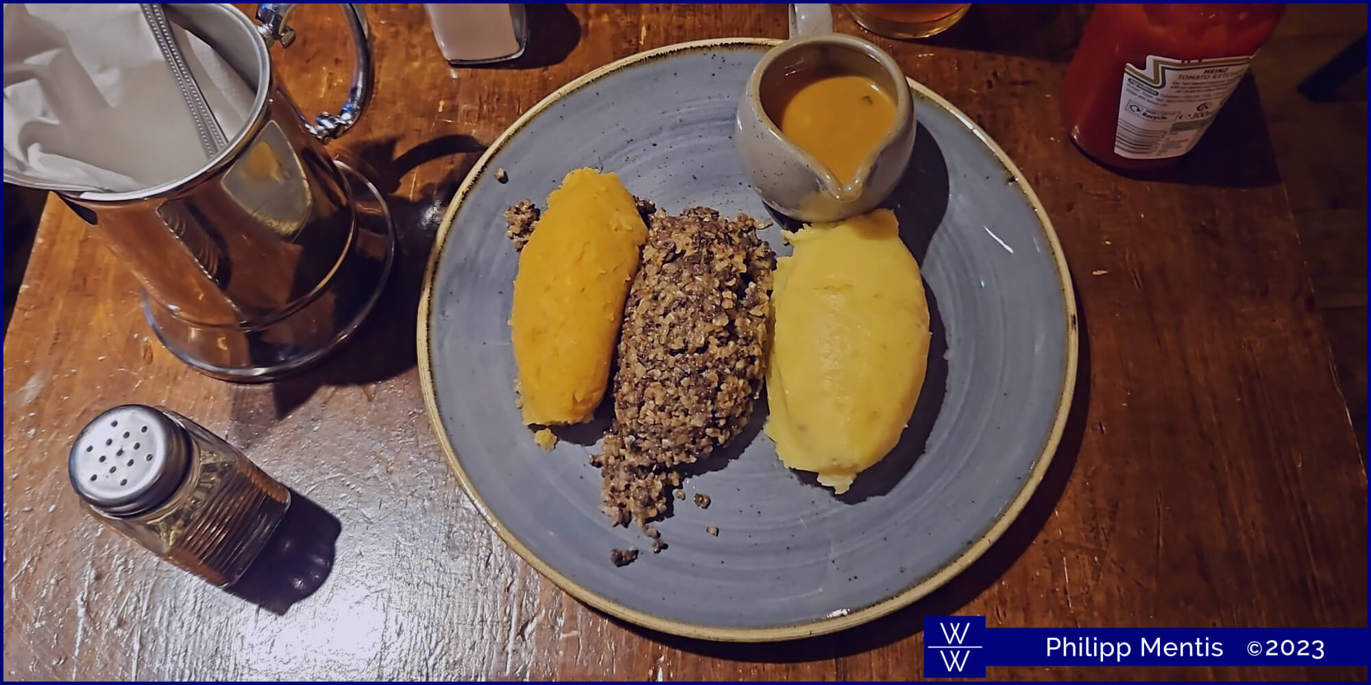 !B A portion of Haggis as served in an Edinburgh pub. The meat in the middle, potato and vegetable mush on each side.